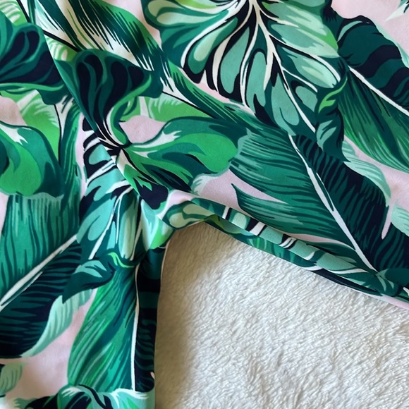 Tommy Bahama Breezy Palms Rash Guard Top Size M Green Pink TSW90619C - Picture 12 of 14